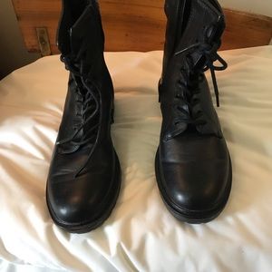 Women’s 8.5 Medium zip up and lace black boots. Mudd designer.